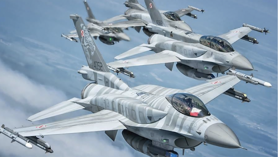 F-16 Fighting Falcons 