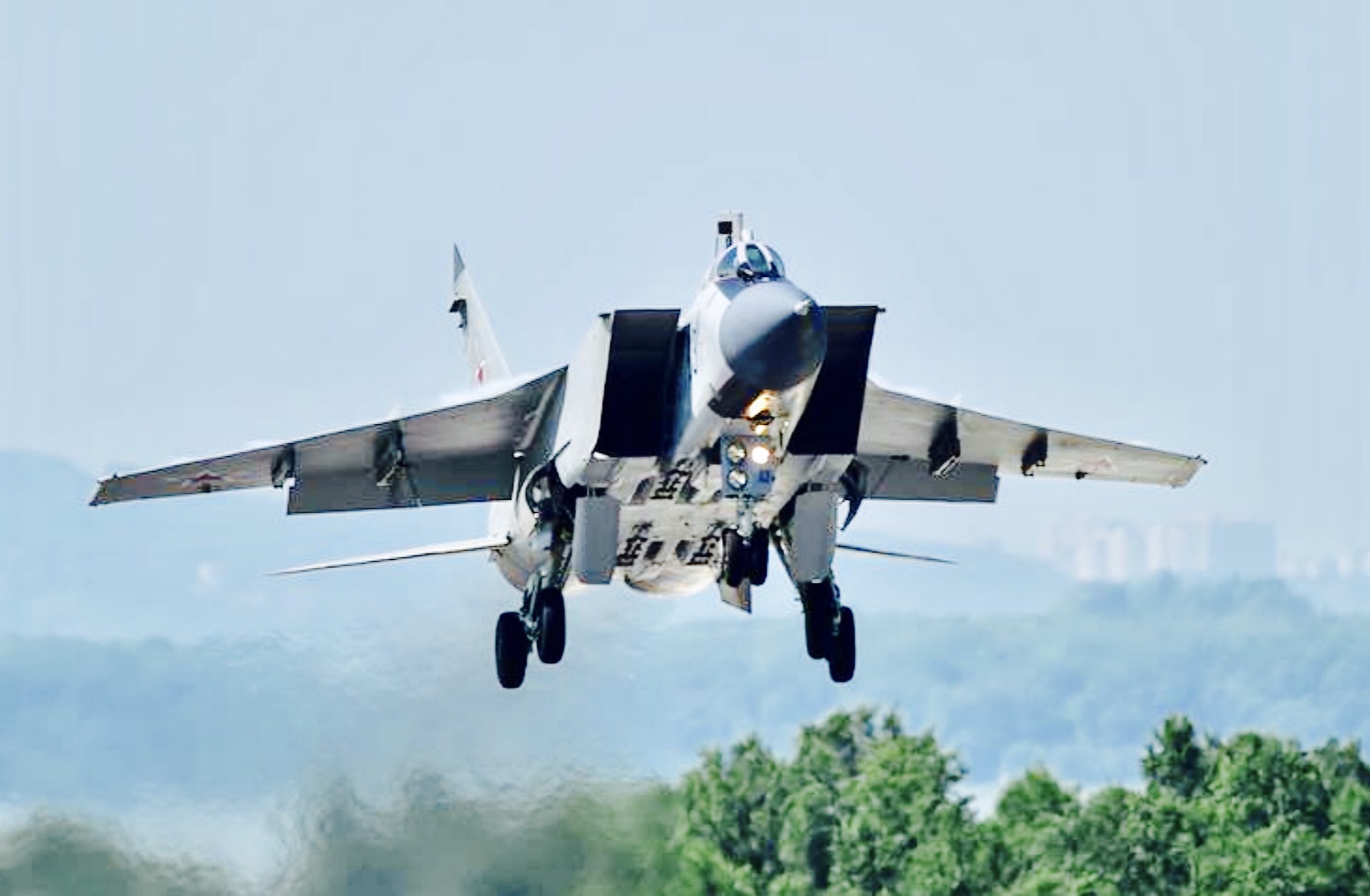 Russia's MiG-31 Interceptors Paired with Kinzhal Hypersonic Missiles ...