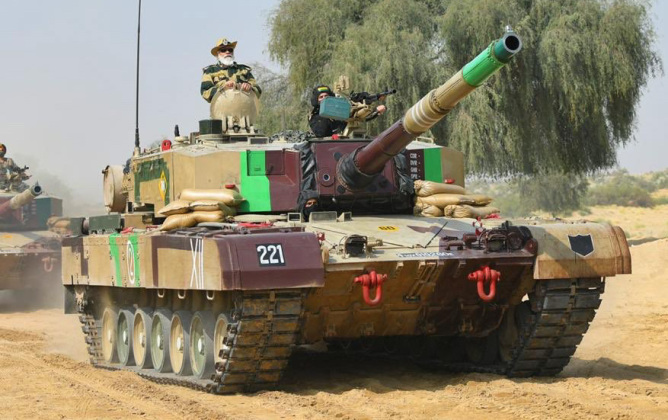 India's Troubled Arjun Battle Tank Ridden By Prime Minister at Pakistani