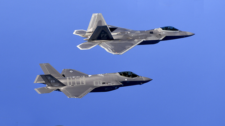 F-35 vs. F-22 in a Close Range Dogfight: Avionics May Still Matter More Than Manoeuvrability