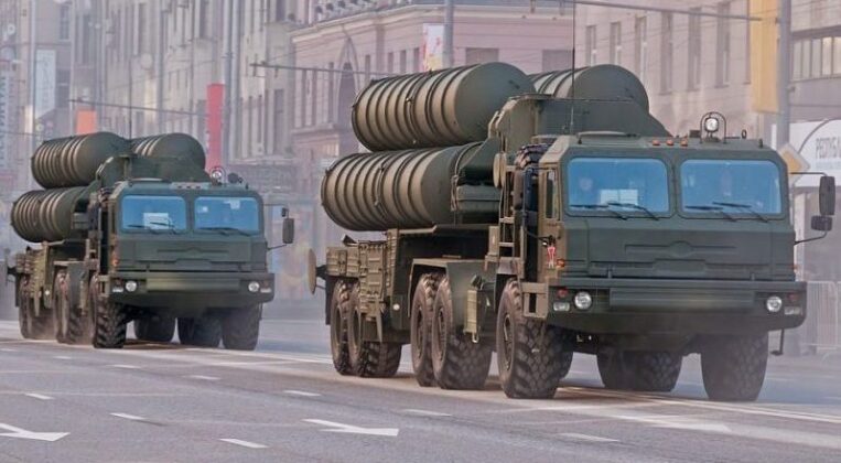 India firmo un acuerdo con Rusia para adquirir el sistema de misiles  S-400: Rusia comienza las entregas de la tercera unidad de misiles S-400 a la India: los SAM Mach 14+ revolucionan la defensa aérea  Article_63c0ec58d991b8_23616063
