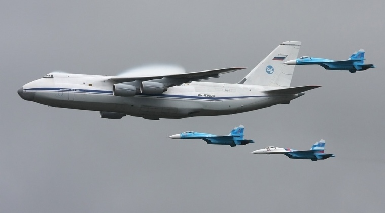 Vận tải An-124 với tiêm kích Su-27 Esccourt