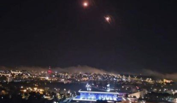 Tên lửa Iran bay qua tòa nhà Knesset của Israel