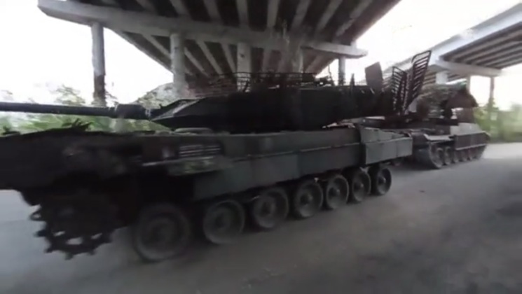 Lực lượng Nga kéo xe tăng Leopard 2A6 bị bắt giữ