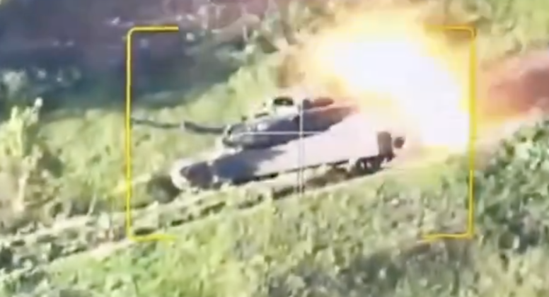 Xe tăng Abrams của Ukraina sau cuộc tấn công của pháo binh
