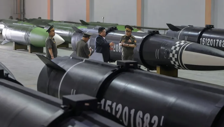 Tên lửa KN-24 tại Nhà máy Tên lửa Mới của Triều Tiên