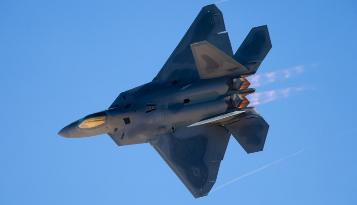 F-22s Faced Chinese J-16 Fighters at Close Range: Which Would Have Won a Dogfight?