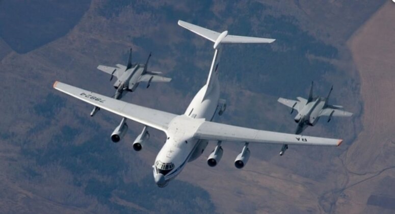 Il-78 Refuels MiG-31s in the Air