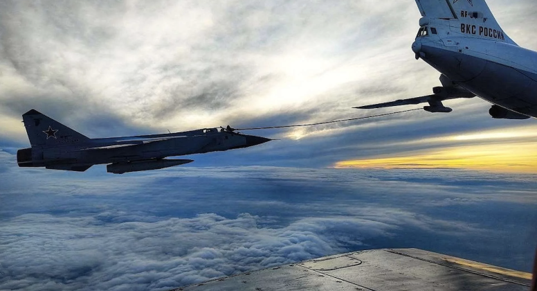 MiG-31I Refuels in the Air During Strike on Ukraine