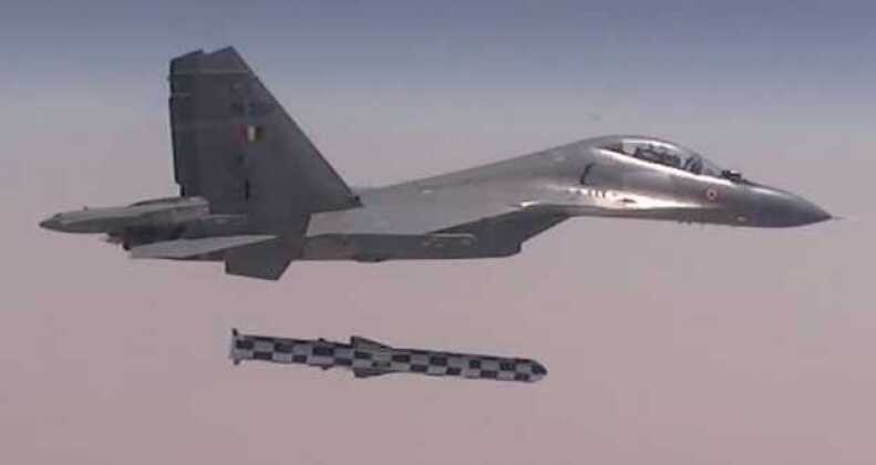 Indian Air Force Su-30MKI Fighter Fires BrahMos Cruise Missile Un chasseur Su-30MKI de l'armée de l'air indienne tire un missile de croisière BrahMos