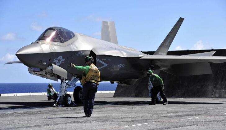 Un F-35C de l'US Navy se prépare au décollage depuis le superporte-avions de classe Nimitz