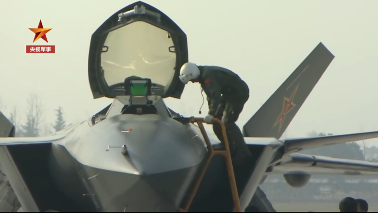 2011年1月11日，殲-20試飛員完成首飛後下機