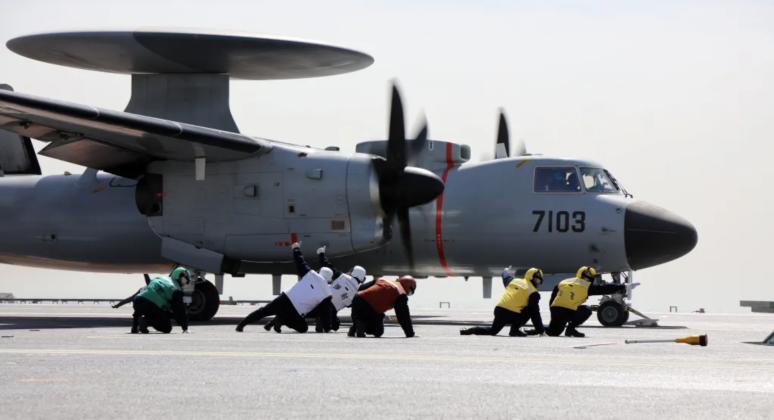 Le système de détection et de contrôle aéroporté KJ-600 de la marine chinoise se prépare à décoller du Fujian