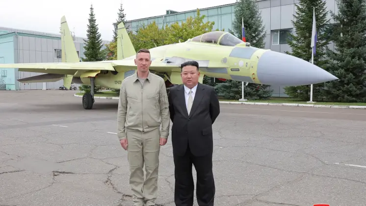 Le dirigeant nord-coréen Kim Jong Un, accompagné d'un chasseur Su-35 et de son pilote, à l'usine aéronautique de Komsomolsk-sur-l'Amour.