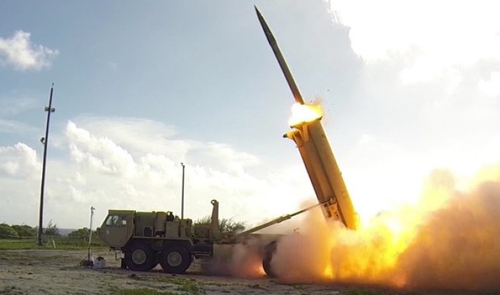 Lancement d'un missile sol-air depuis le système de missiles balistiques THAAD de l'armée américaine