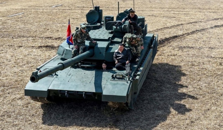 North Korean Leadership Figures on New Chonma 20 Tank