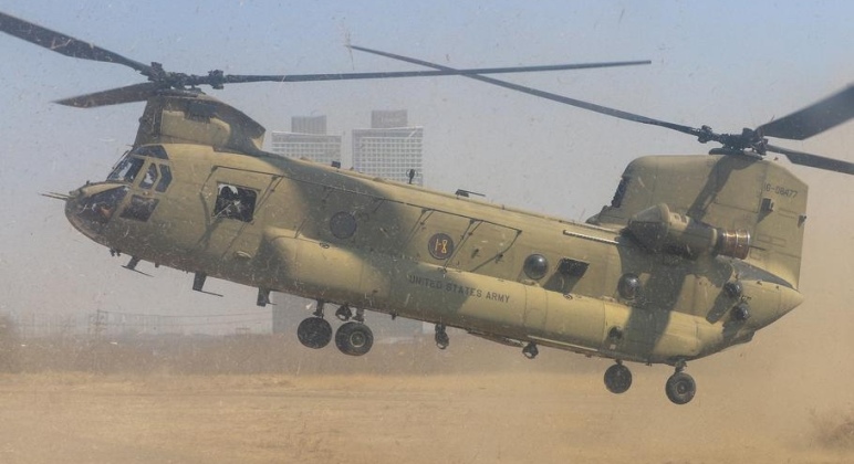 U.S. Army CH-47 Chinook Heavy Lift Helicopter