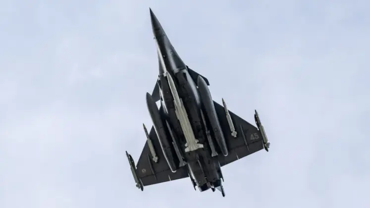 Rafale équipé d'un missile nucléaire ASMPA-R sur point d'emport central