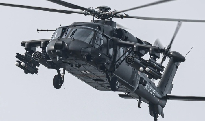 Hélicoptère utilitaire lourd Z-20 en configuration canonnière