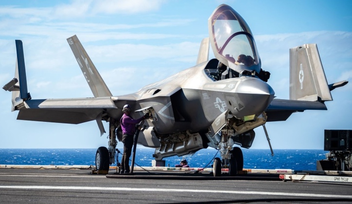 Un F-35C della Marina degli Stati Uniti sul ponte di una portaerei.