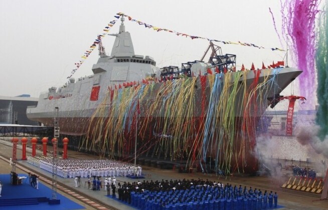 Cérémonie de lancement d'un destroyer de classe Type 055