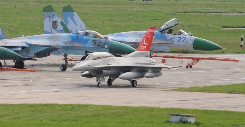 Scale Comparison of F-16 Lightweight Fighter (front) and Su-27 Heavyweight Fighters Scale Comparison of F-16 Lightweight Fighter (front) and Su-27 Heavyweight Fighters