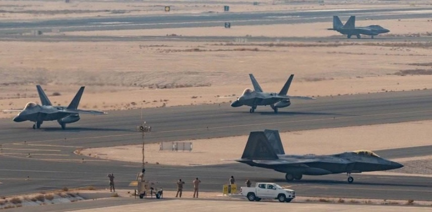 Az amerikai légierő F-22-es vadászgépei a katari Al Udeid légibázison Az amerikai légierő F-22-es vadászgépei a katari Al Udeid légibázison