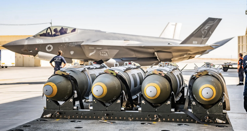 Egy 116. százados F-35I vadászgép éles GBU-31/B közvetlen támadású lőszerrel a Nevatim légibázison Egy 116. százados F-35I vadászgép éles GBU-31/B közvetlen támadású lőszerrel a Nevatim légibázison