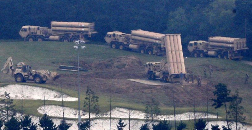 Az amerikai hadsereg THAAD rendszerének hordozórakétái Dél-Koreában, mielőtt kivonták és áthelyezték volna őket a Közel-Keletre az Irán elleni háború alatt Az amerikai hadsereg THAAD rendszerének hordozórakétái Dél-Koreában, mielőtt kivonták és áthelyezték volna őket a Közel-Keletre az Irán elleni háború alatt