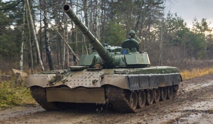 T-80 Tank with Prototype 152mm Cannon