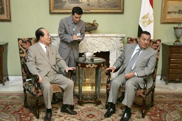 President Hosni Mubarak (right) and North Korean Presidium President Kim Yong Nam