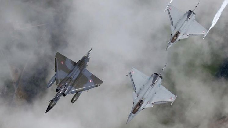 Mirage 2000 (left) and Rafale Fighters 