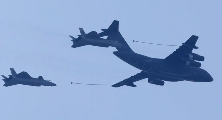 J-20 Fighters Refuel From YY-20 Tanker