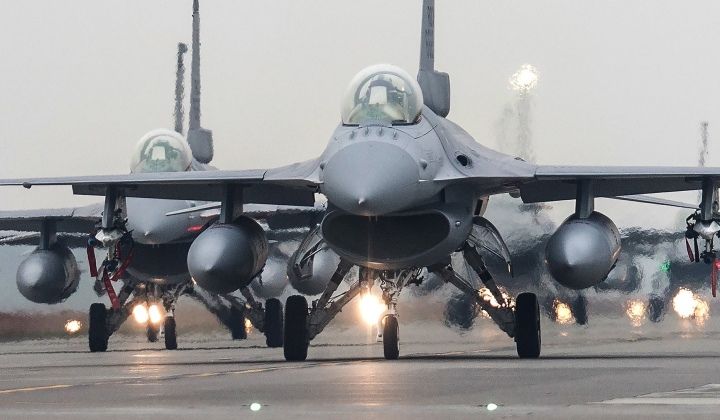 入手困難 CHINA AIR FORCE F-16 401ST ファルコン Republic of China Air Force F-16V Fighter Crashes After Major