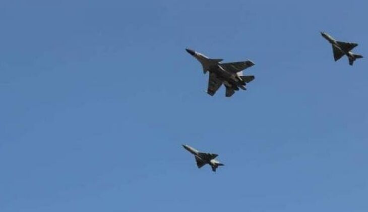 Indian Air Force Su-30MKI Leads MiG-21s in Formation