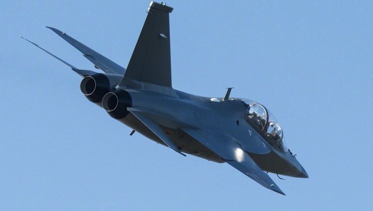 Chinese PLA Air Force L-15 Makes Hard Right Turn