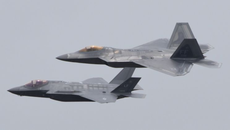 Light F-35 (front) and Heavyweight F-22
