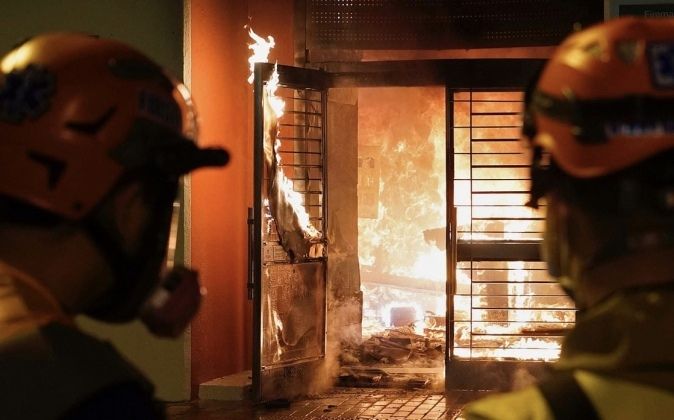 Hong Kong Virus Quarantine Centre Burns After Attack By Militants