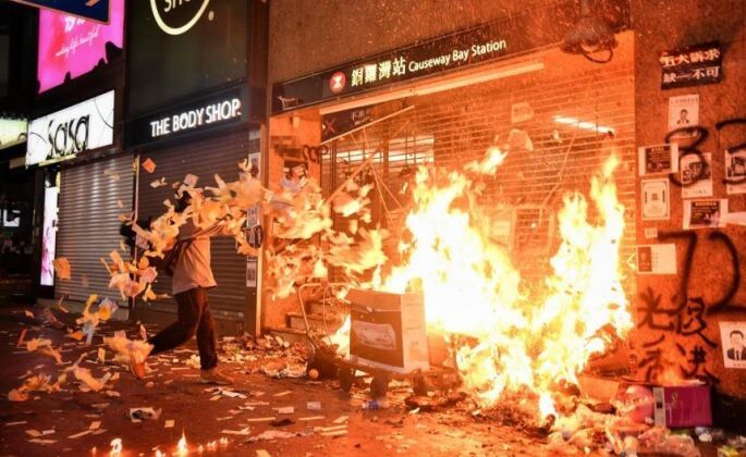 Hong Kong Pro-Democracy Militants Attack Public Subway