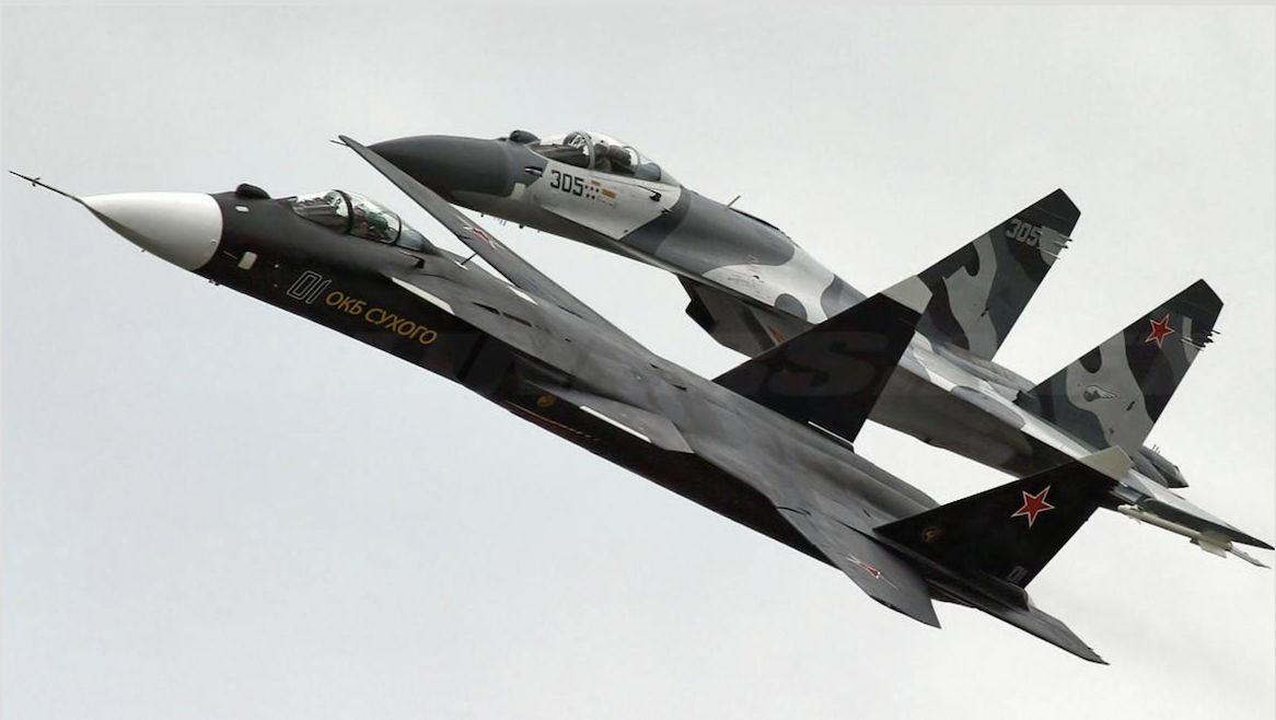 Su-47 Prototype and Su-27 Flanker 