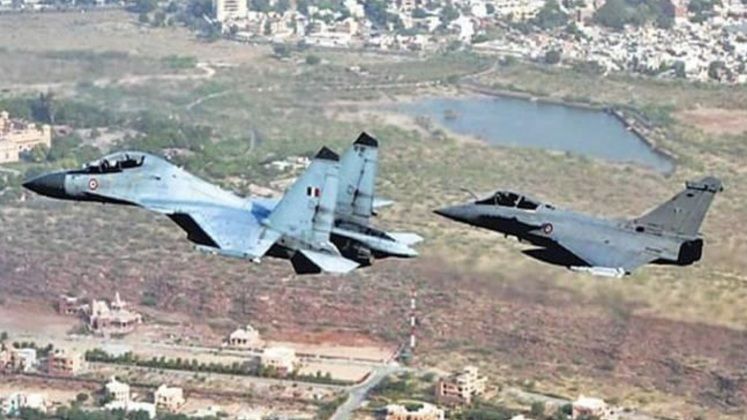 Su-30MKI Heavyweight Fighter Leads Rafale