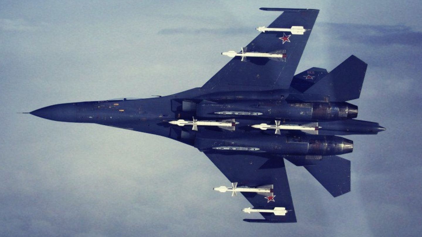 Su-27 Air Superiority Fighter with R-27ER (centre), R-27ET (inner pylons) and R-73 Air to Air Missiles