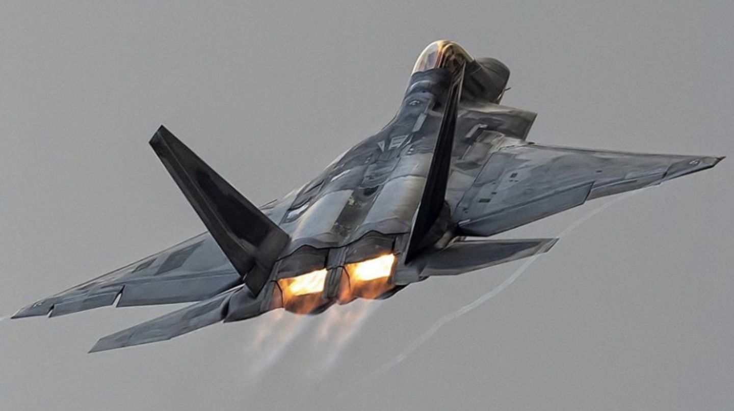F-22 Raptor Fifth Generation Air Superiority Fighter