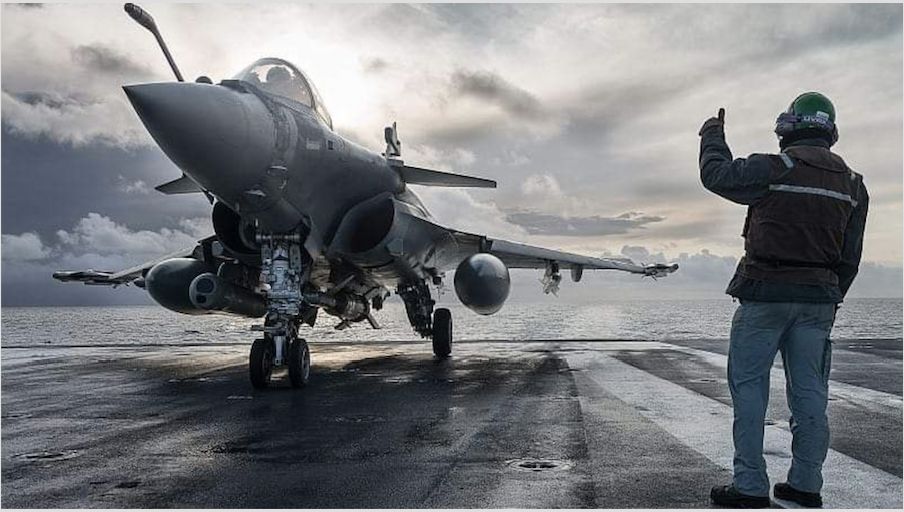 Frence Navy Rafale-M Médium Fighter on Carrier Deck