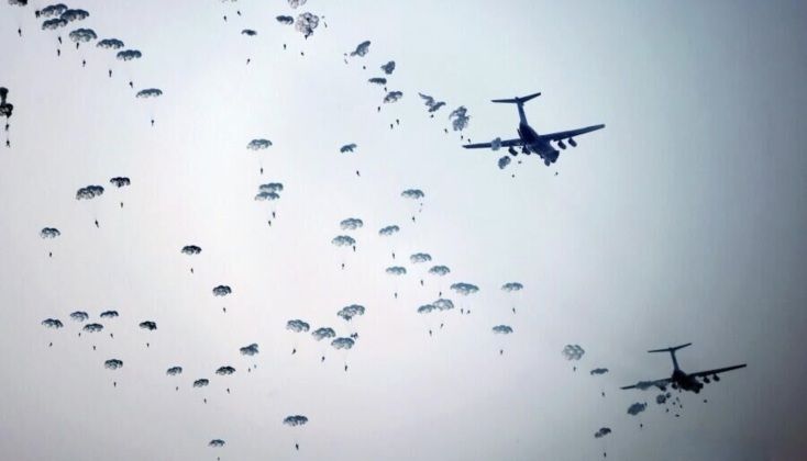 North Korean Paratroopers Simulate Air Assault