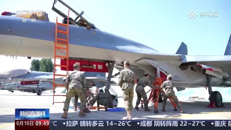 Ground Crews Train in Missile Integration Onto J-11A Fighters