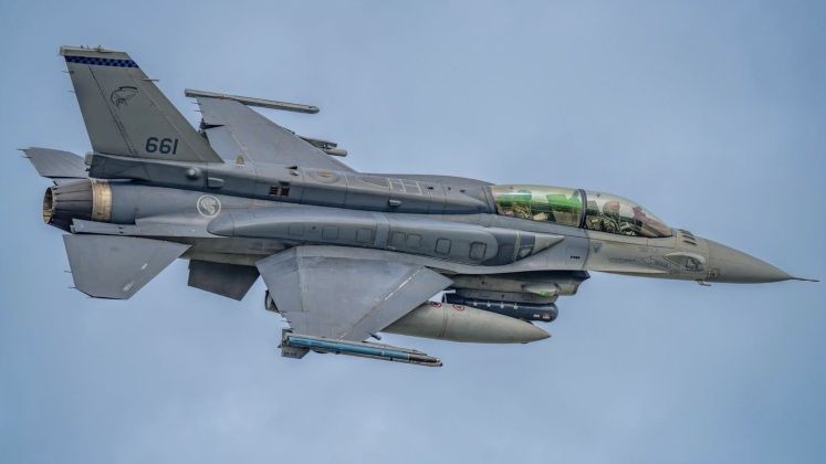 F-16D Block 50/52 with Conformal and External Fuel Tanks