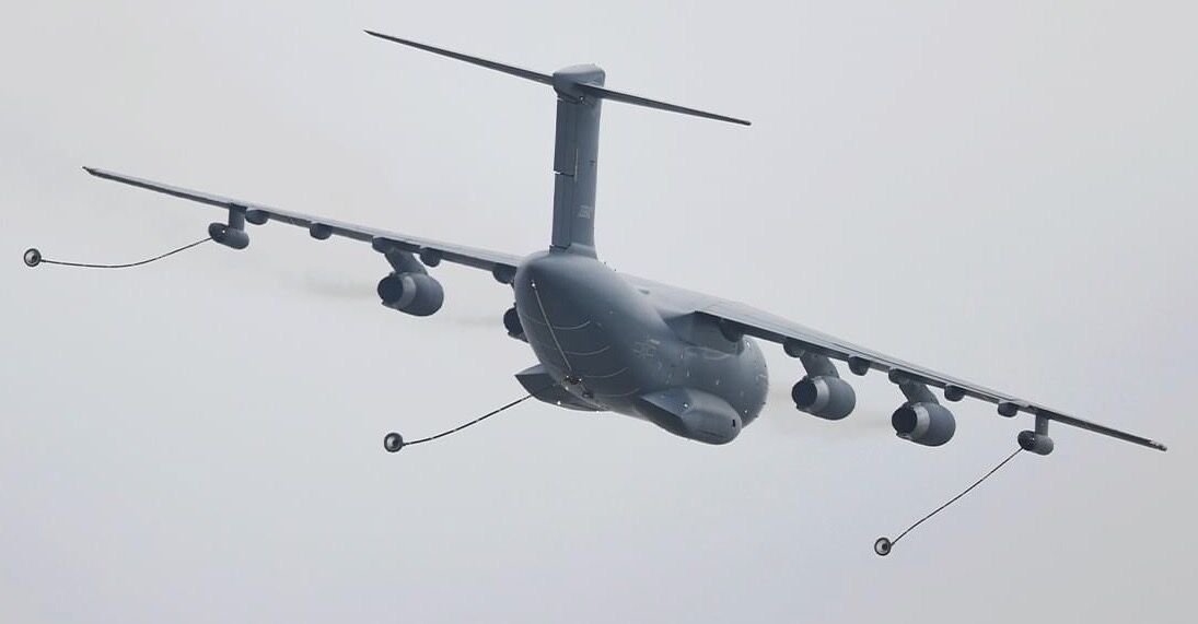 Avion ravitailleur Y-20 avec trois sondes de ravitaillement en vol