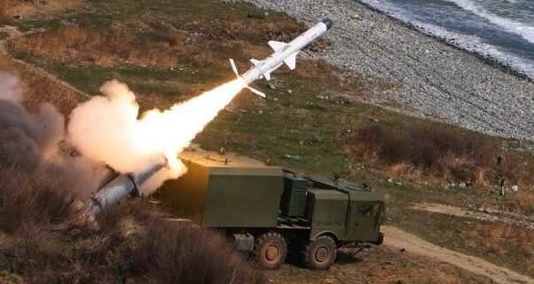 Hệ thống phòng thủ bờ biển Bal phóng tên lửa hành trình Kh-35.