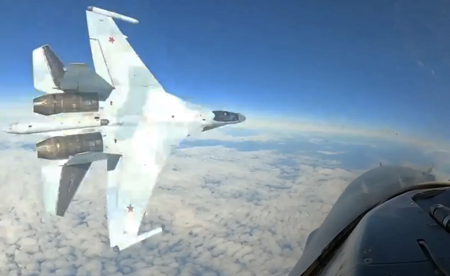 알래스카 인근서 Su-35, 미 공군 F-16에 ‘박치기’ 기동